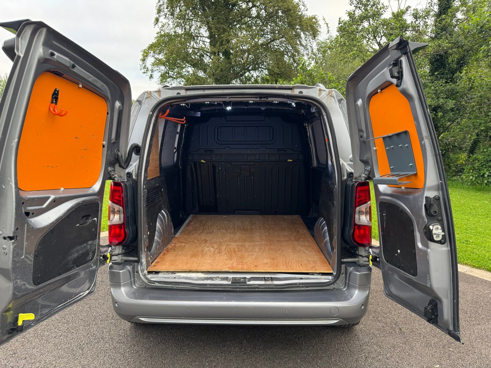 2019 (192) Peugeot Partner Professional - Image 12
